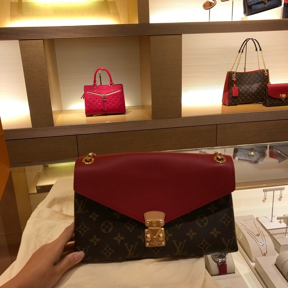 100% authentic LV two way shoulder/crossbody purse - Picture 3 of 3